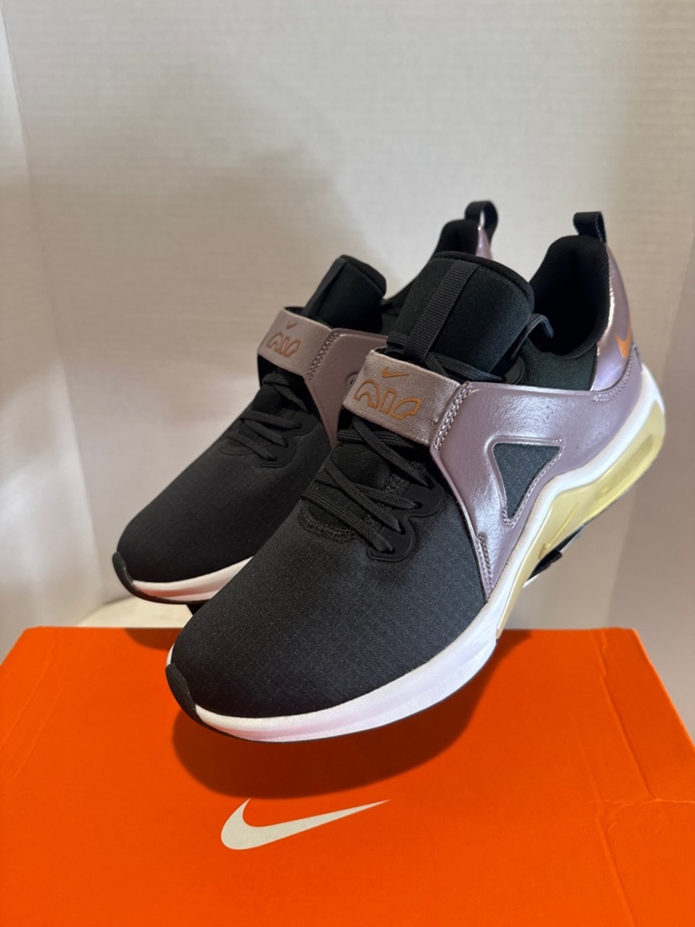 Nike Air Max Bella TR 5 Premium
Women's Training Shoes size 9.5 new